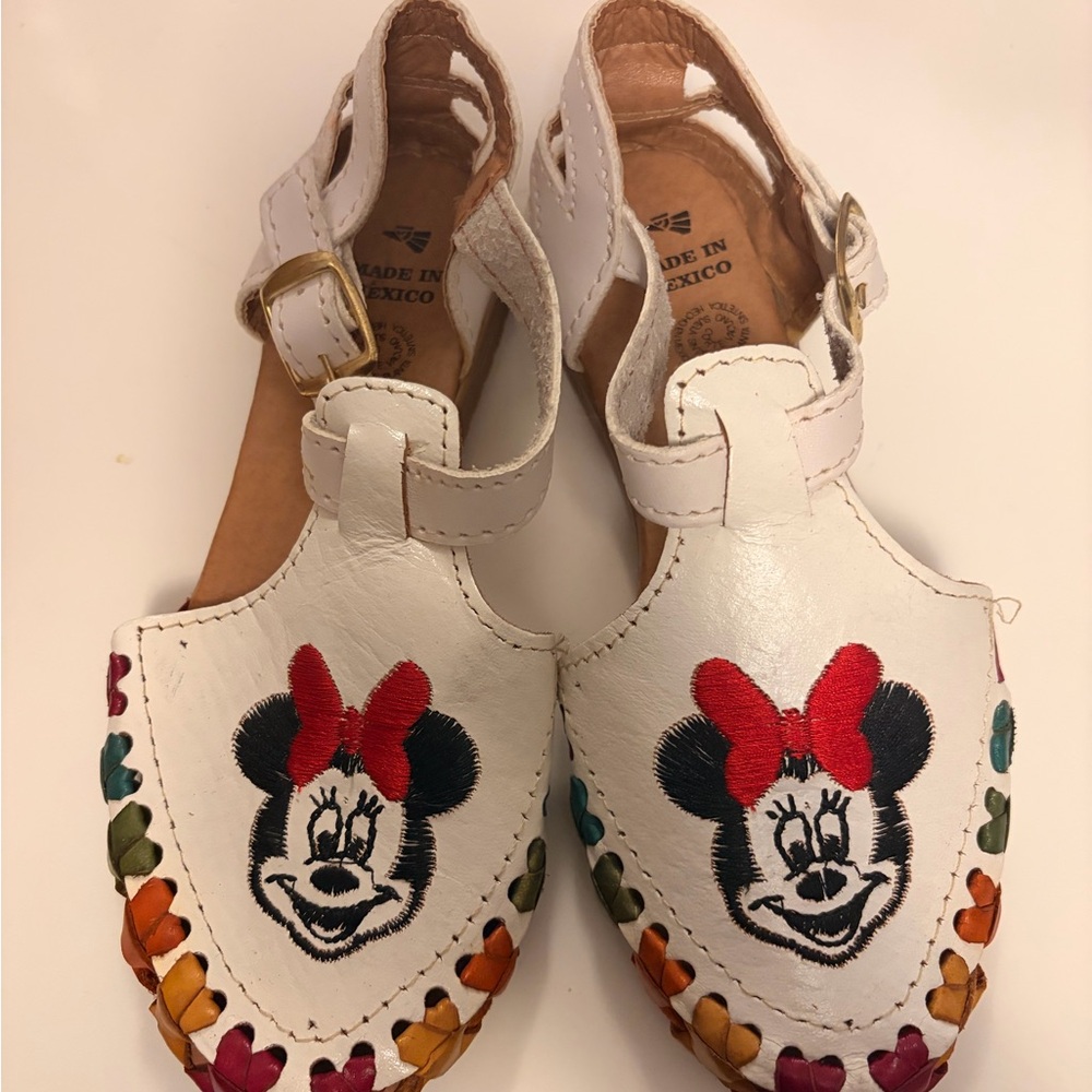 Micky mouse has - Picture 2 of 4